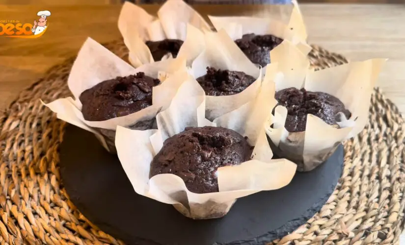 Muffin de Chocolate Recheado com Ganache Receita Fofinha e Úmida para Surpreender no Café da Tarde