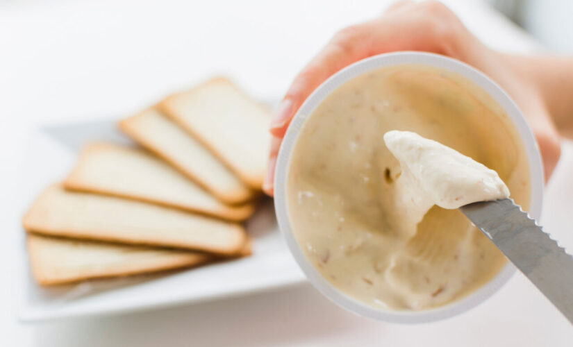 Patê de alho cremoso que transforma qualquer pão francês em festa