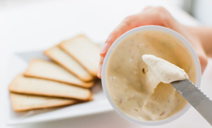 Patê de alho cremoso que transforma qualquer pão francês em festa