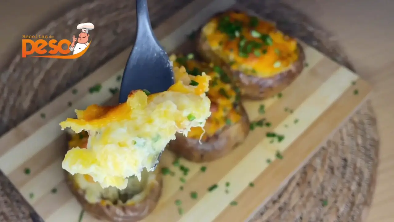 Batata Recheada com Bacon e Queijo Assada no Forno de Forma Cremosa e Crocante