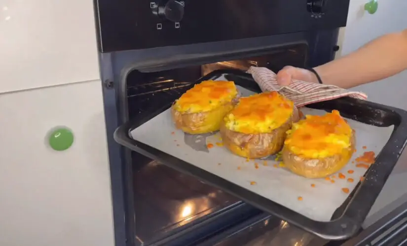 Batata Recheada com Bacon e Queijo Assada no Forno de Forma Cremosa e Crocante