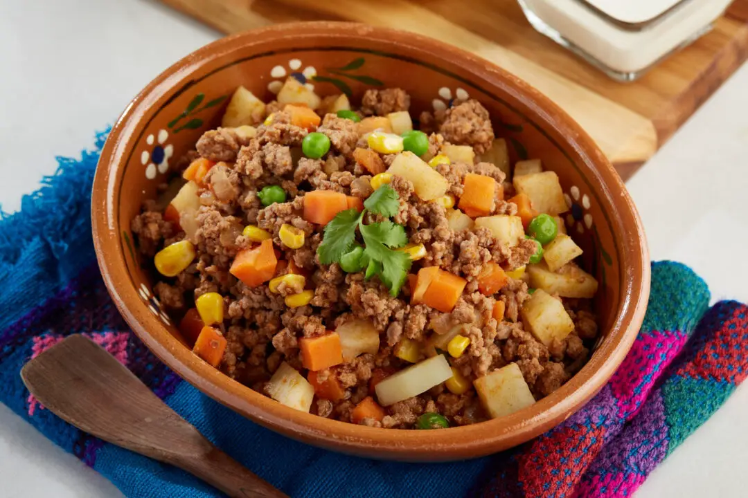 Carne moída com milho com sabor de almoço rápido e caseiro da vovó
