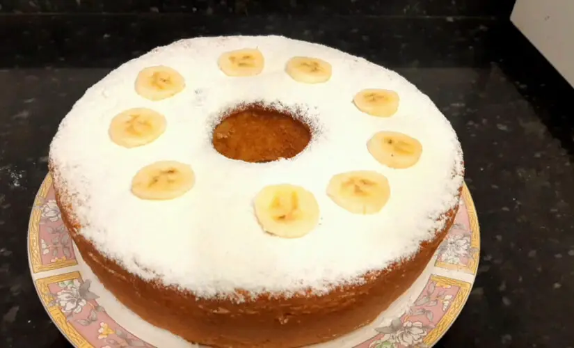 Bolo de banana com aveia 3 ingredientes é aquele lanche rápido com gosto de infância e nutrição caseira