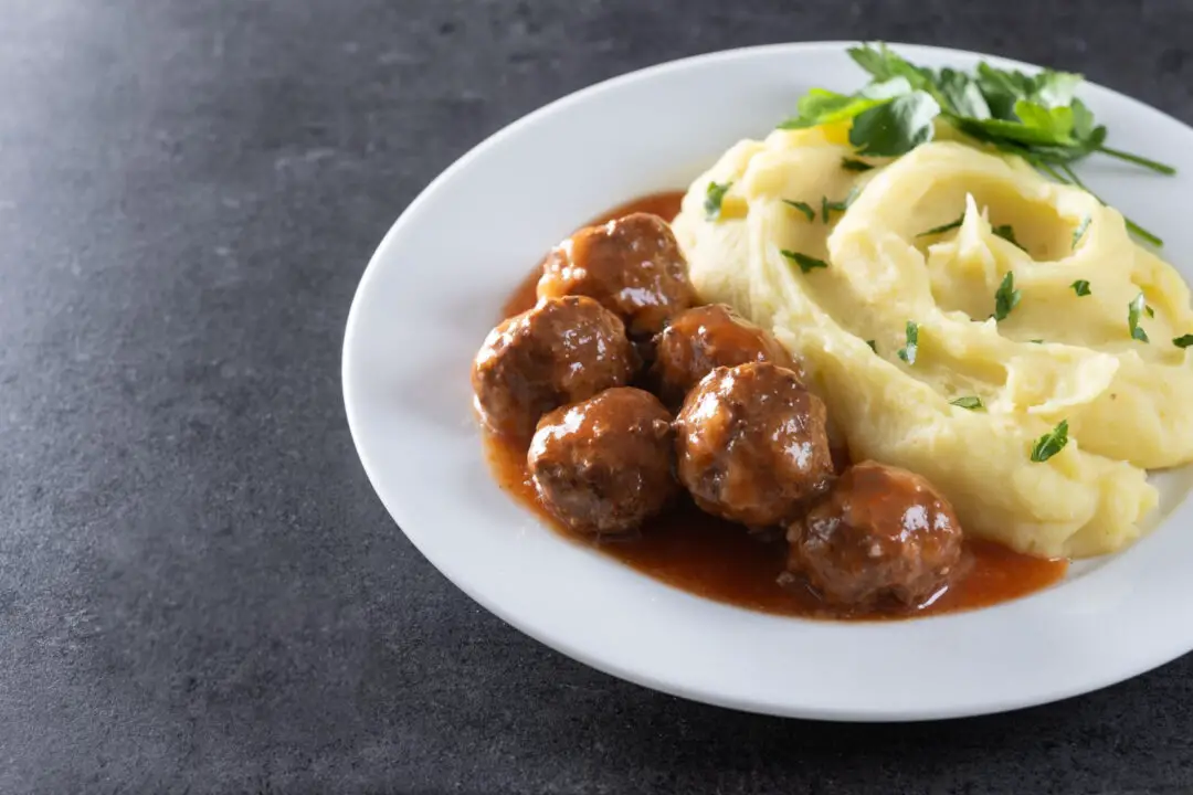 Almôndegas com purê de batata com sabor de casa e conforto em cada garfada
