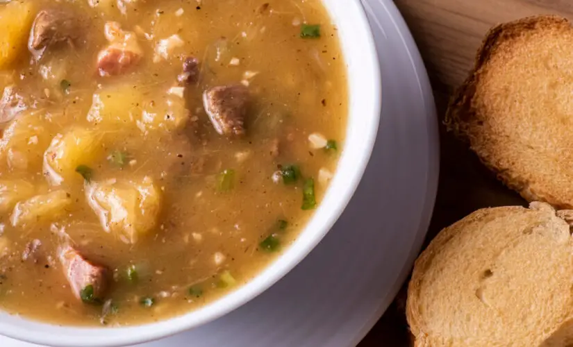Caldo de Mandioca com Costela com Sabor de Comida de Inverno na Casa da Vovó