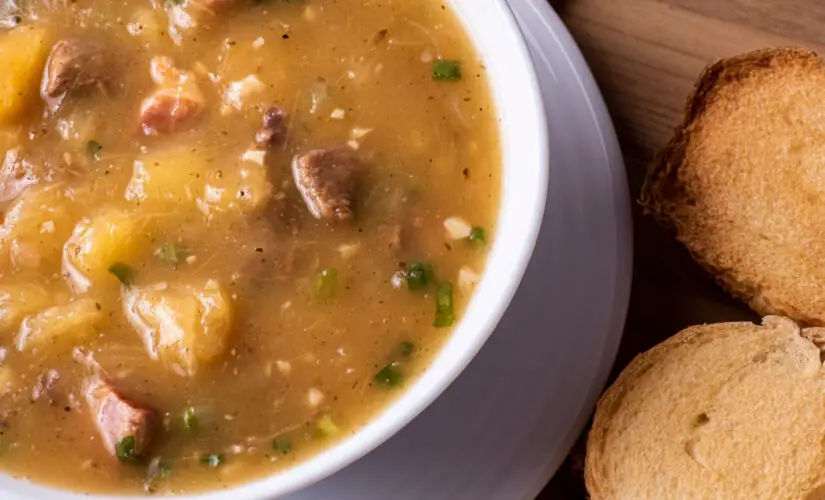 Caldo de Mandioca com Costela com Sabor de Comida de Inverno na Casa da Vovó
