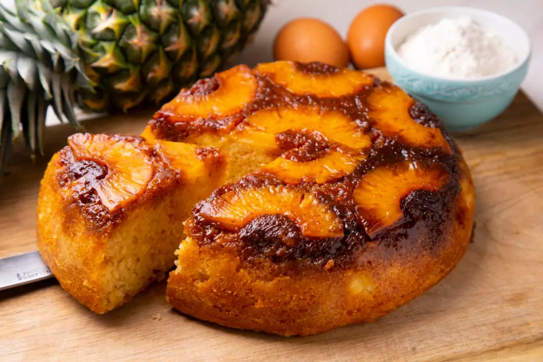 Bolo de abacaxi de liquidificador com sabor de lembrança doce da infância