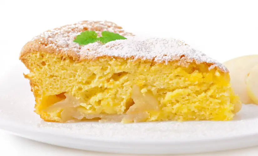 Bolo de abacaxi de liquidificador com sabor de lembrança doce da infância