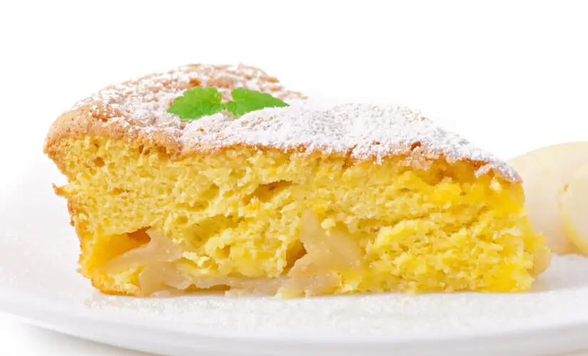 Bolo de abacaxi de liquidificador com sabor de lembrança doce da infância
