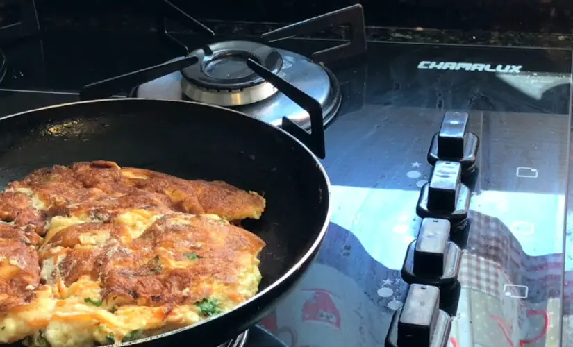 Omelete Simples e Saborosa com Textura Leve Igual àquela do Café da Manhã de Hotel