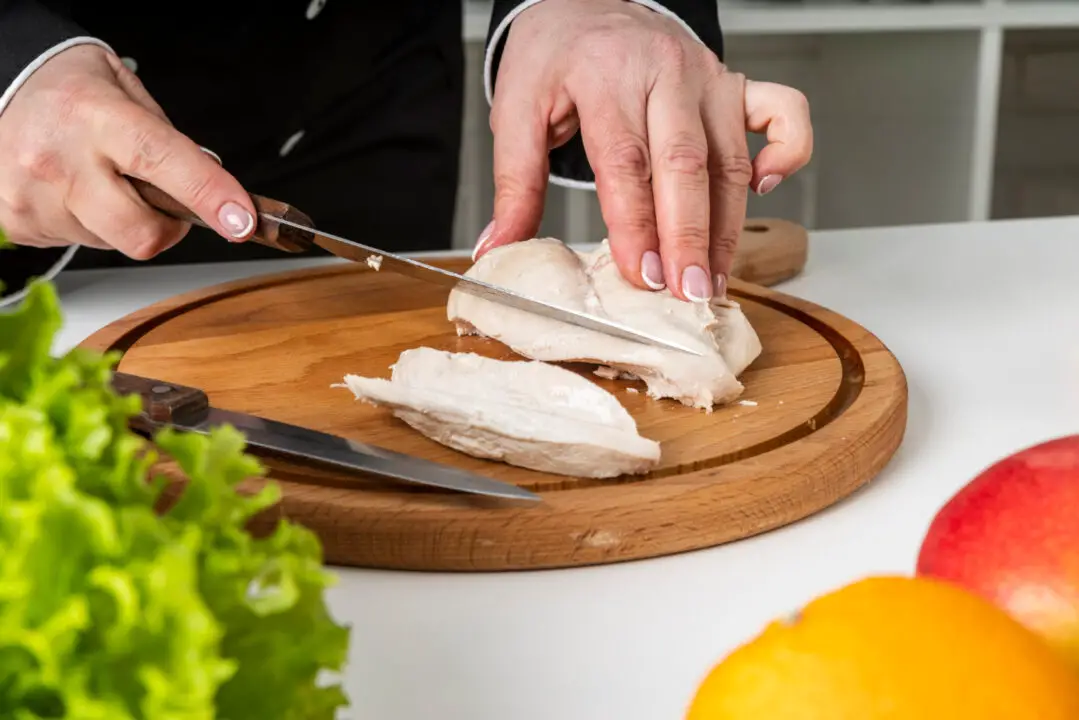 Como fazer frango desfiado bem temperado igual de recheio de festa