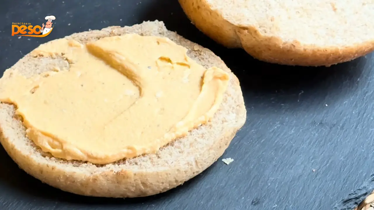 Hambúrguer de Frango Saudável com Conserva de Cebola e Molho Nutritivo