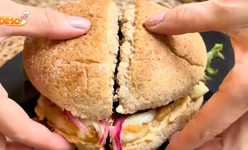 Hambúrguer de Frango Saudável com Conserva de Cebola e Molho Nutritivo
