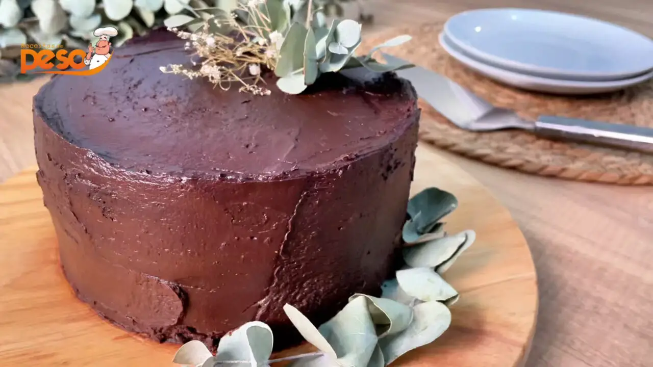Bolo de Chocolate com Caramelo Salgado Receita que Abraça o Coração e Surpreende no Sabor