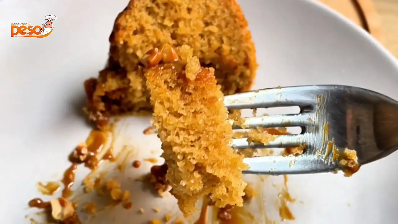 Bolo de Amendoim com Doce de Leite sem farinha fácil, úmido e irresistível para qualquer ocasião