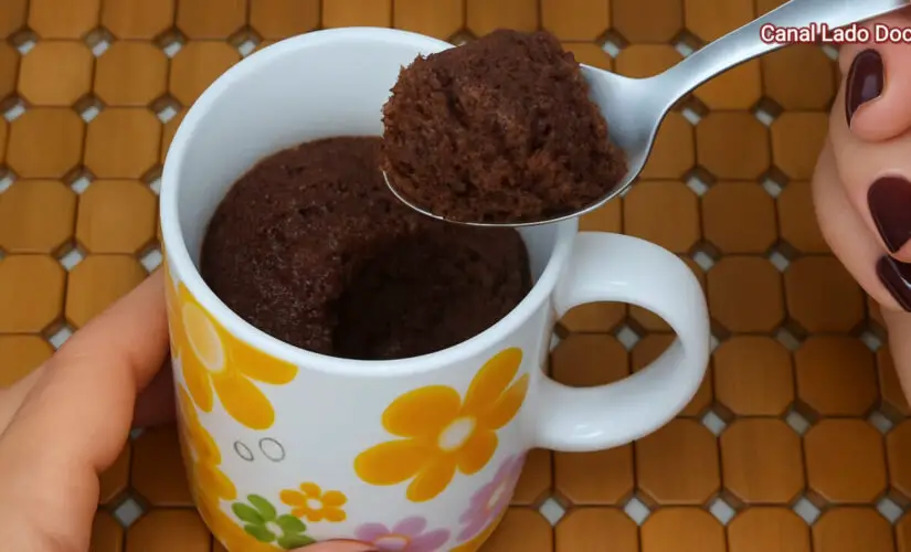 Bolo de Caneca de Chocolate Receita Rápida e Fofinha Para Satisfazer a Vontade de Doce