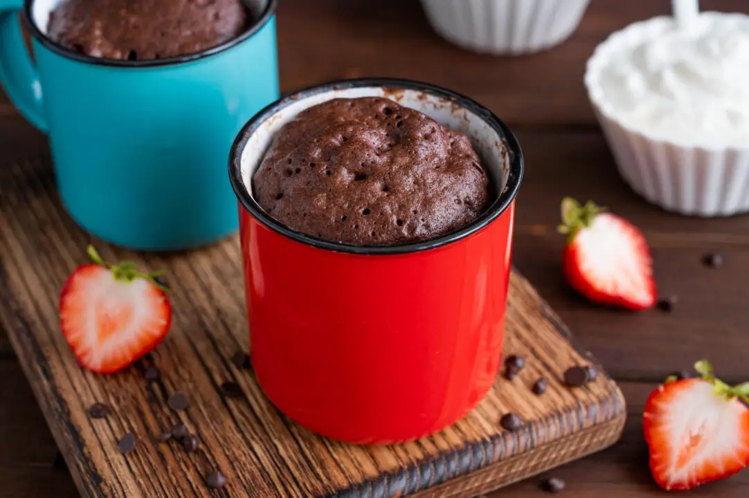 Bolo de caneca de chocolate fofinho e molhadinho pronto em 2 minutos no micro-ondas