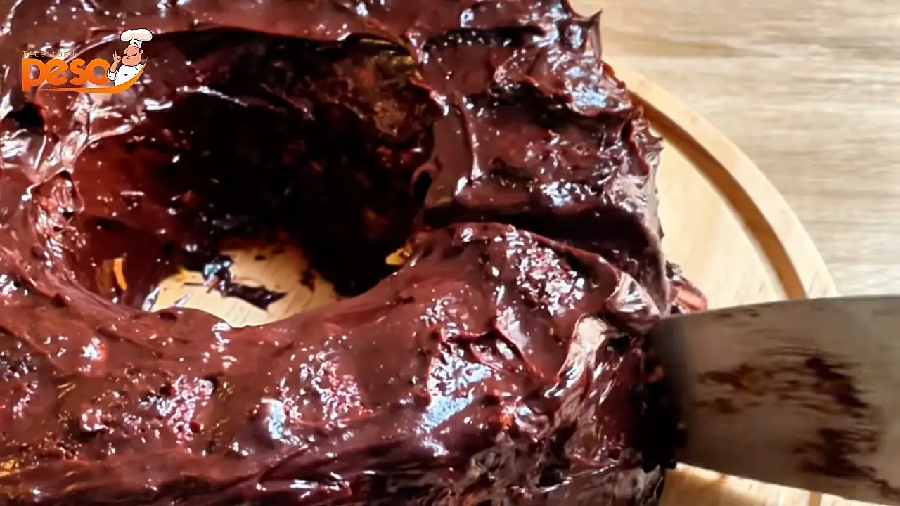 Bolo de Cenoura com Laranja sem Glúten fofinho, leve e com aquele aroma cítrico irresistível