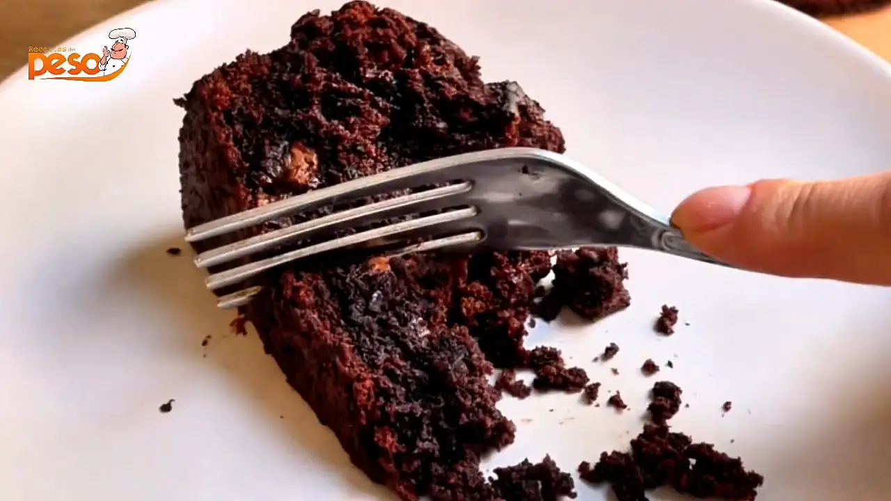 Bolo de Chocolate com Banana com textura de brownie aroma de infância e sabor intenso