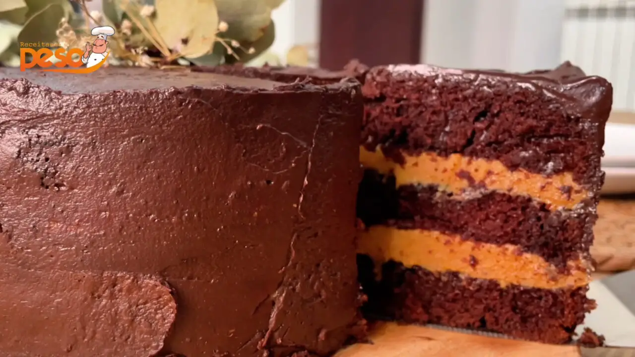 Bolo de Chocolate com Caramelo Salgado Receita que Abraça o Coração e Surpreende no Sabor