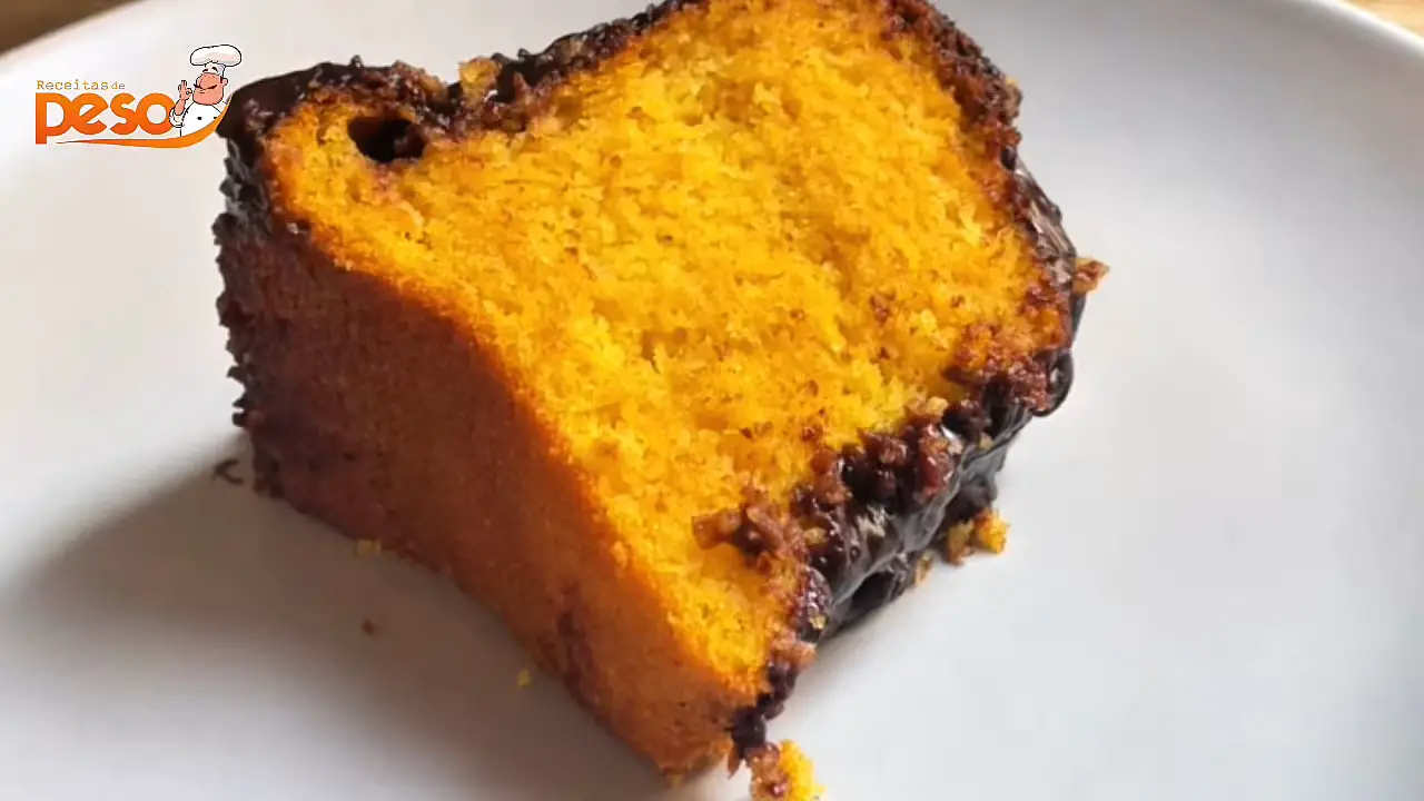 Bolo de Cenoura com Laranja sem Glúten fofinho, leve e com aquele aroma cítrico irresistível