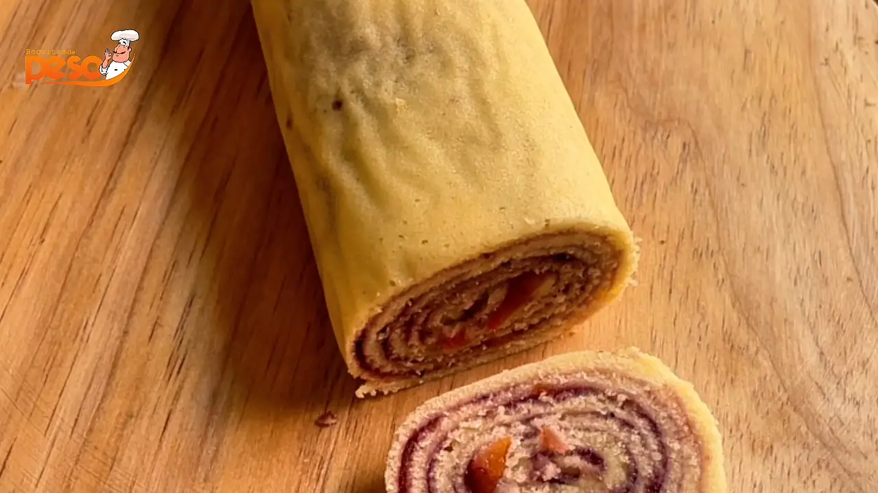 Bolo de Rolo com Geleia de Frutas Vermelhas e Laranja tradição, cor e sabor para surpreender