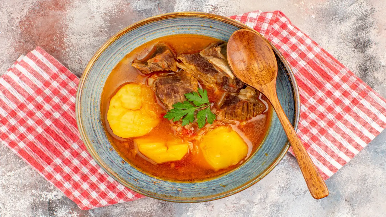 Caldo de Mandioca com Costela com Sabor de Comida de Inverno na Casa da Vovó