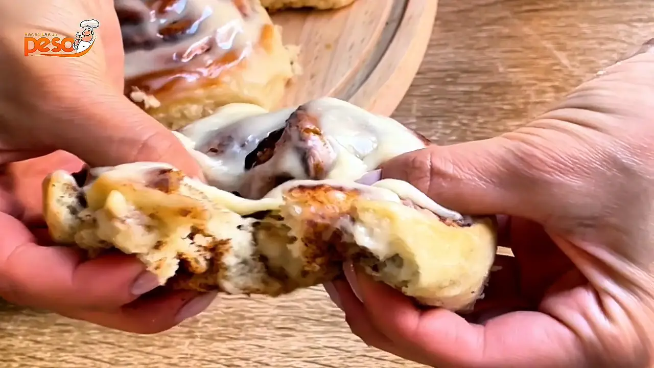 Cinnamon Roll fofinho com cobertura cremosa memória afetiva em cada mordida