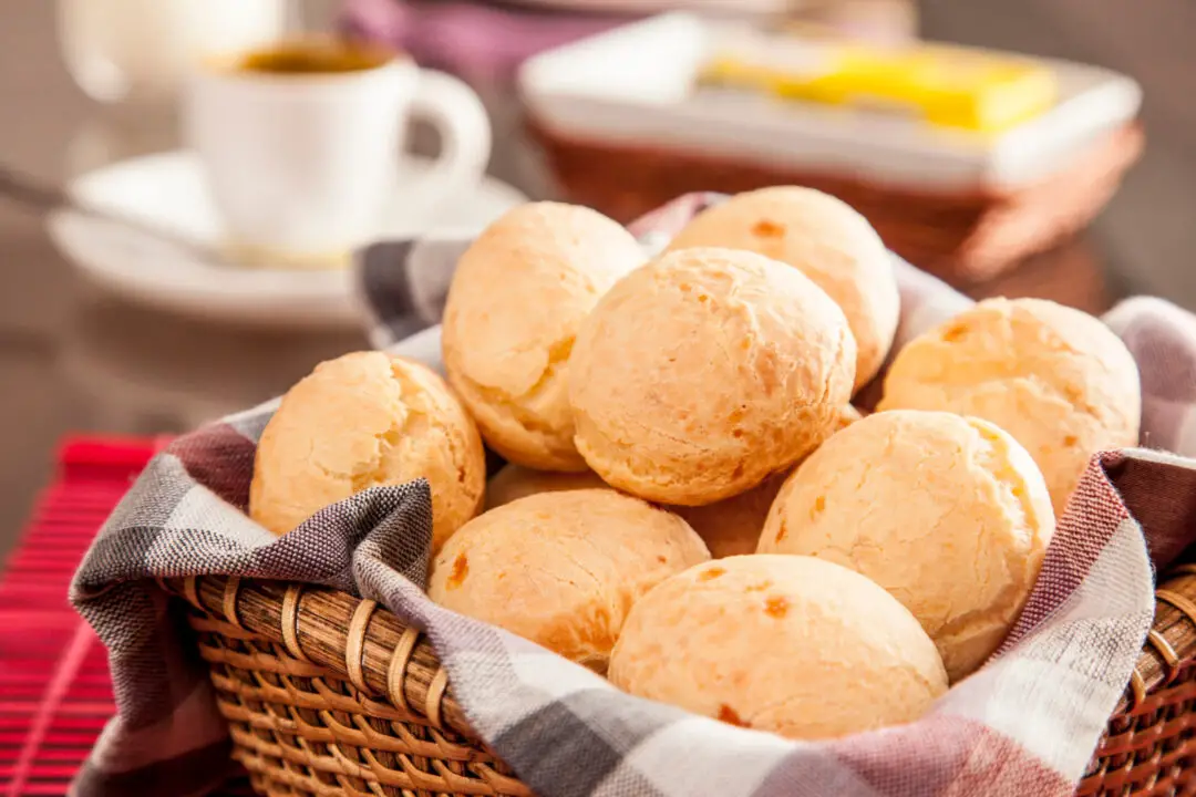 Como Fazer Pão de Queijo Mineiro com Casquinha Crocante e Miolo Macio Igual ao de Padaria do Interior