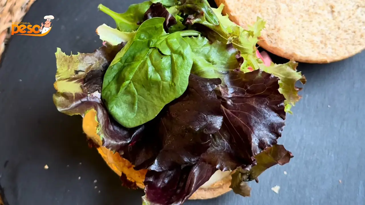 Hambúrguer de Frango Saudável com Conserva de Cebola e Molho Nutritivo