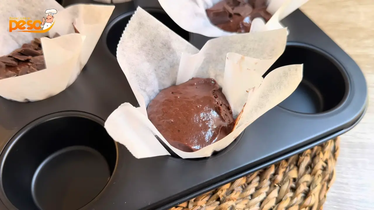 Muffin de Chocolate Recheado com Ganache Receita Fofinha e Úmida para Surpreender no Café da Tarde