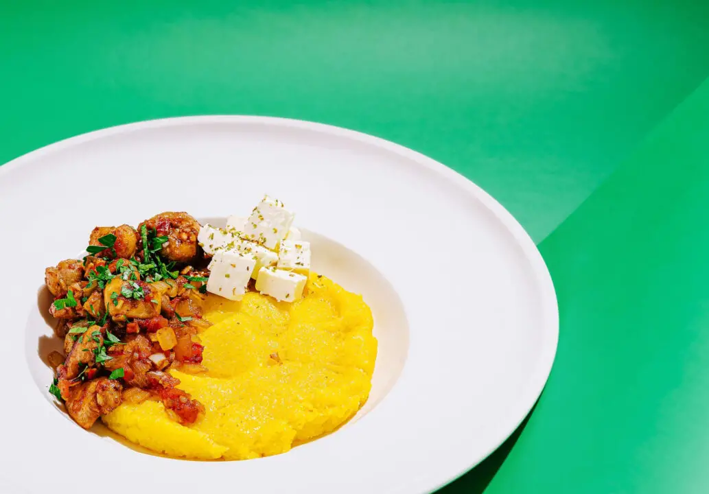 Polenta cremosa com sabor de comida de mãe e textura que derrete na boca