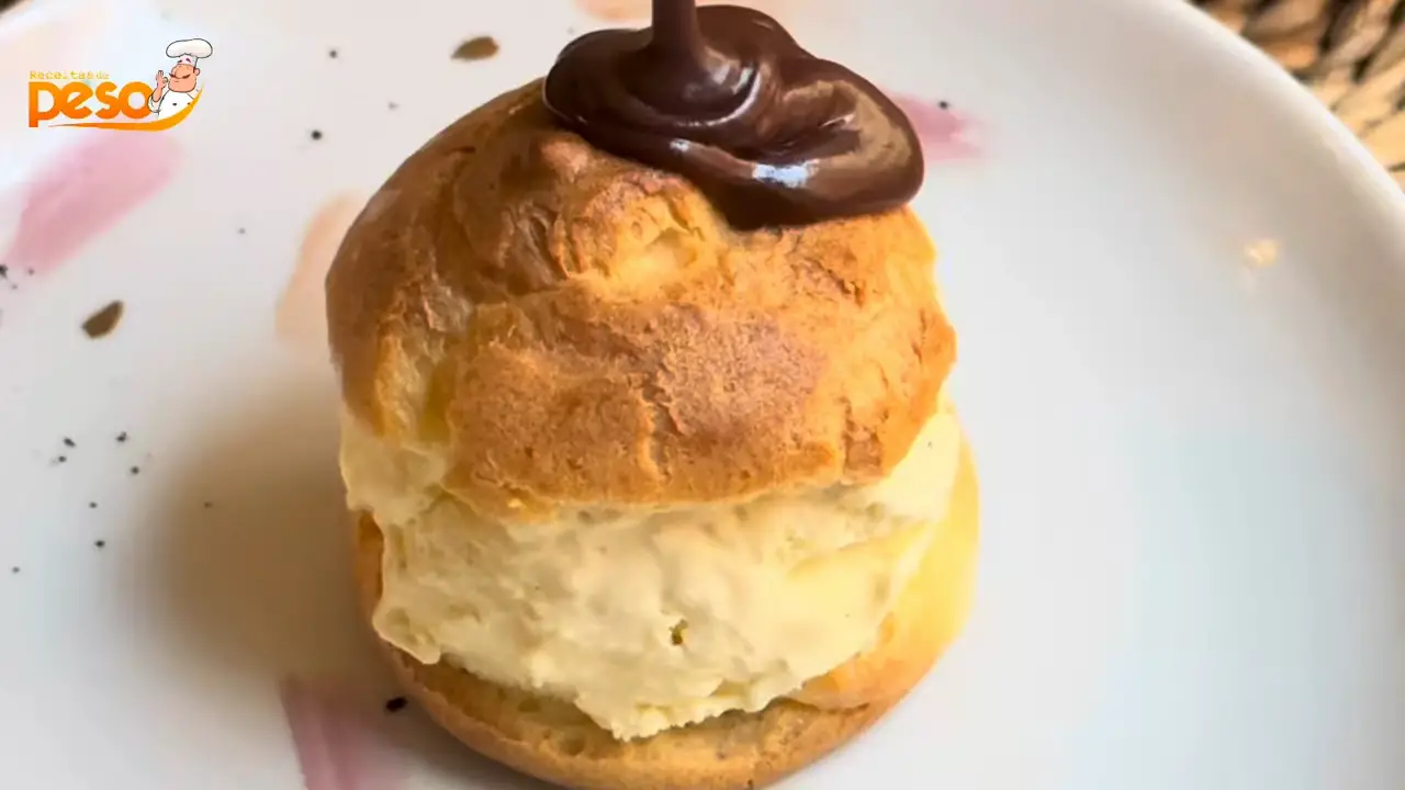 Profiteroles com Sorvete e Calda de Chocolate Receita Clássica e Sofisticada para Celebrar Memórias