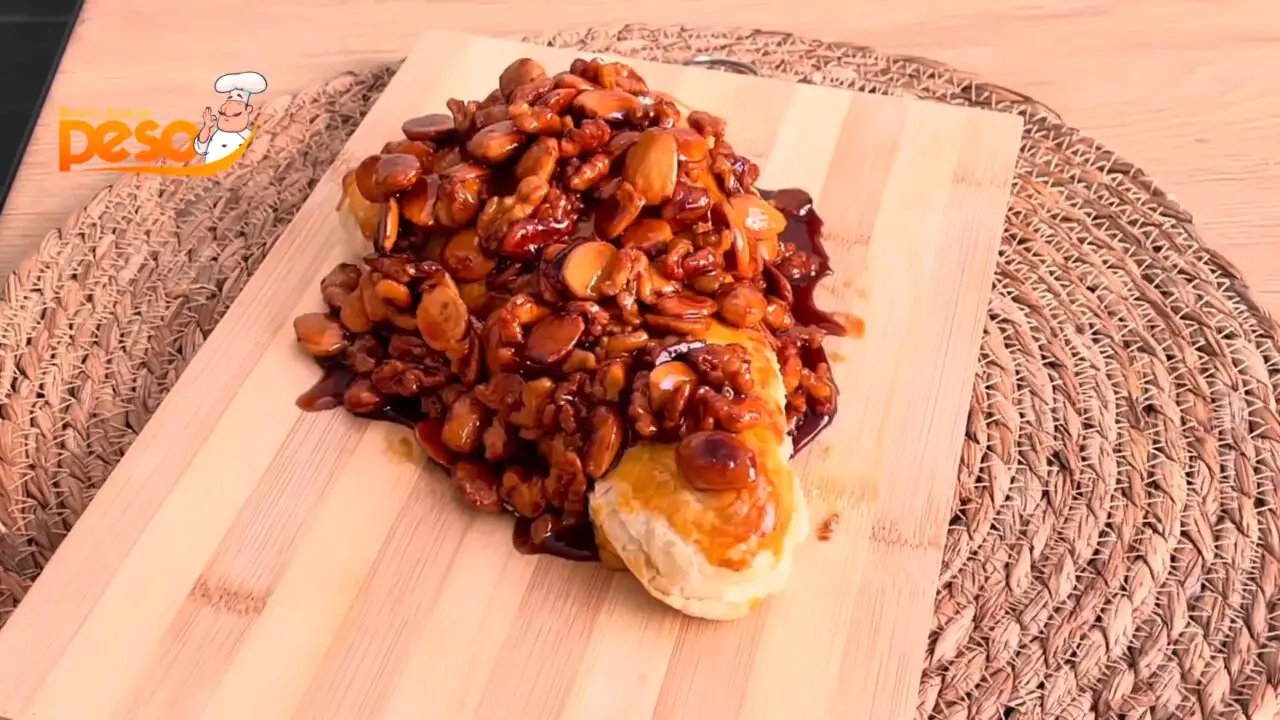Queijo Brie na Massa Folhada com Castanhas e Mel Receita Perfeita para Receber Amigos