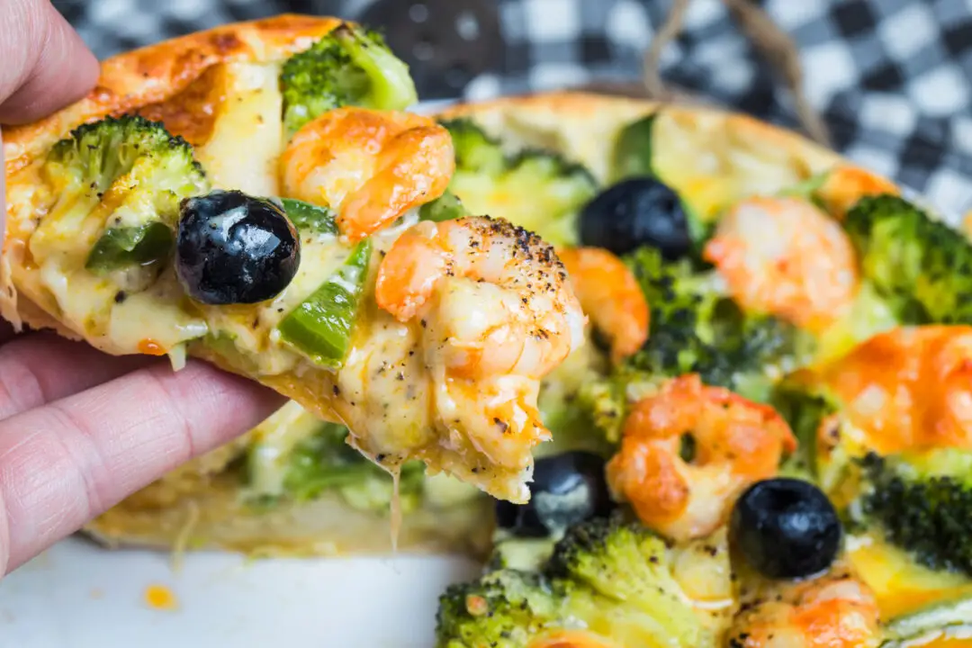 Quiche de Camarão Cremosa com Recheio Delicado Para um Almoço Sofisticado