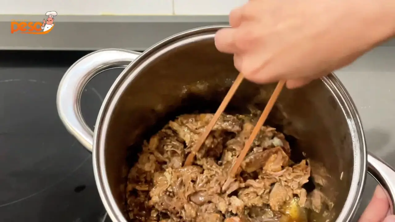 Sanduíche de Pão de Queijo com Costelinha Desfiada Receita Mineira que Surpreende em Cada Mordida